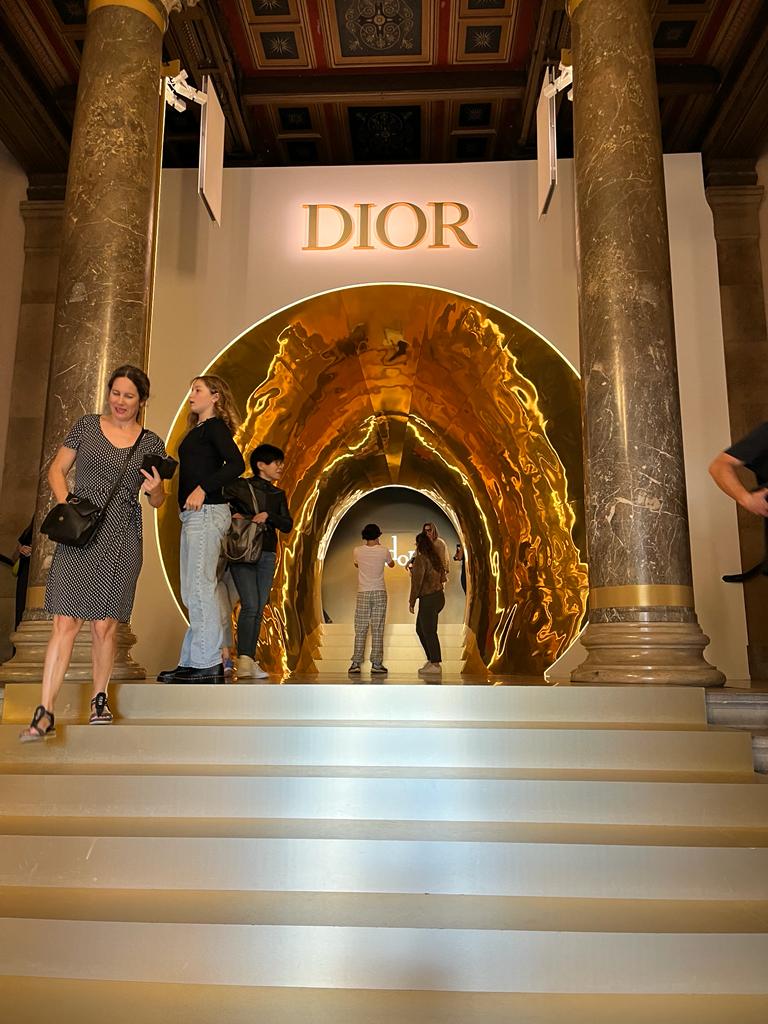 Structure à l'entrée de l'exposition 