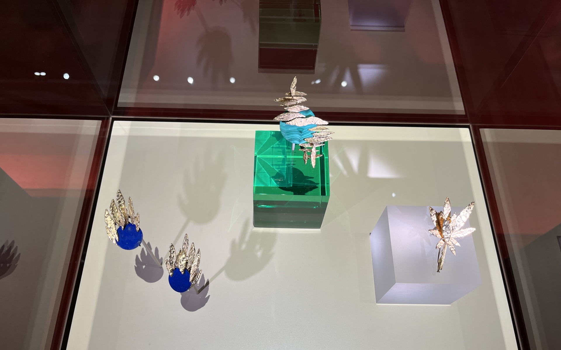 des créations datant de 1971-1972 de la collection Chaumet Heritage, démarquant par l'usage de l'or martelé, une technique issue de l'orfèvrerie