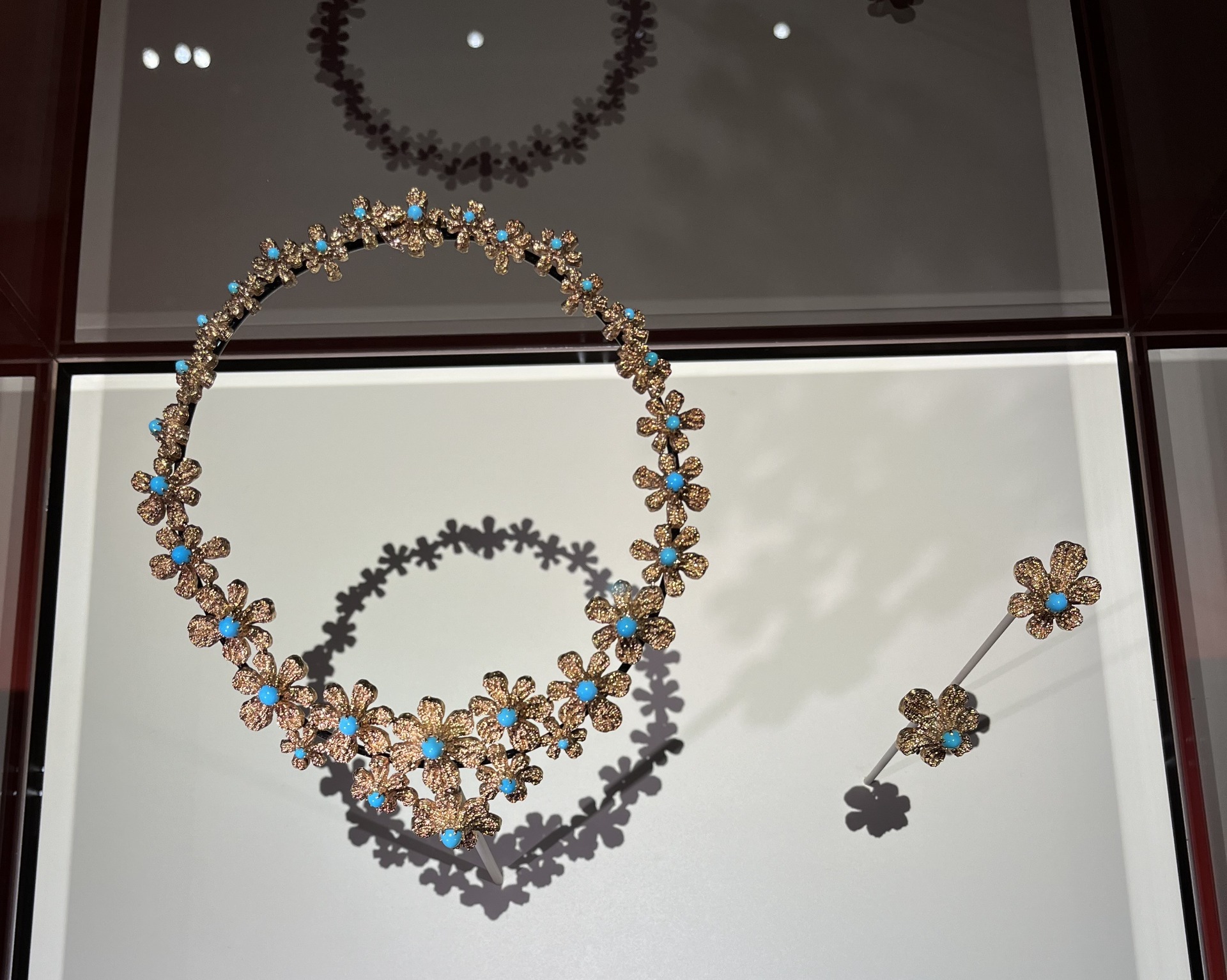 des bijoux "flore" de la collection Chaumet Heritage ; la technique de fonte permet de reproduire un motif en plusieurs exemplaires, de tailles variées