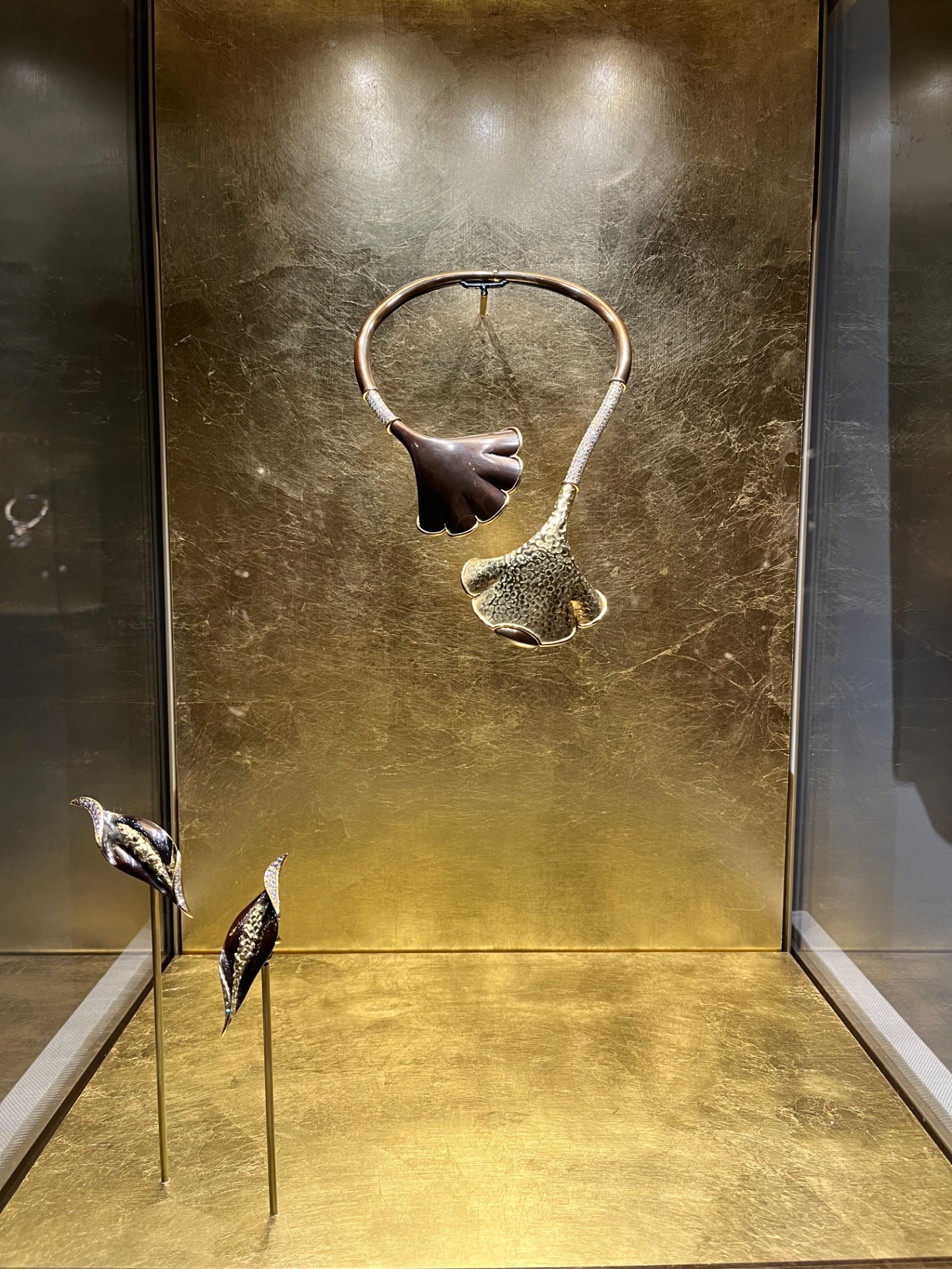 A la fin des années 70, Chaumet se démarque par son usage du bronze, jusque là peu considéré en joaillerie