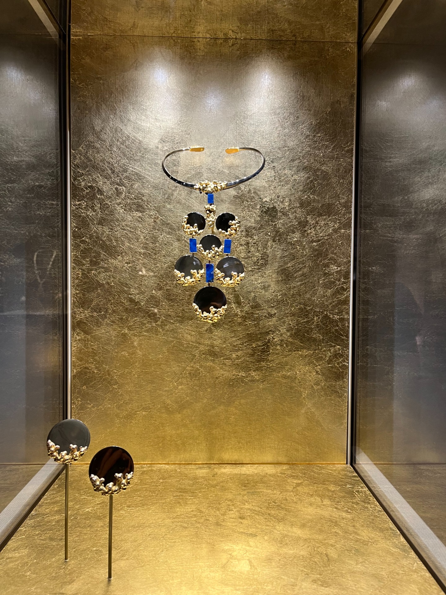 collier torque et pendentif détachable de la collection Chaumet Héritage en or blanc poli miroir et or jaune sauvage, lapis-lazuli. Le "poli miroir" aussi appelé "poli vif" est le plis haut niveau de finition du polissage